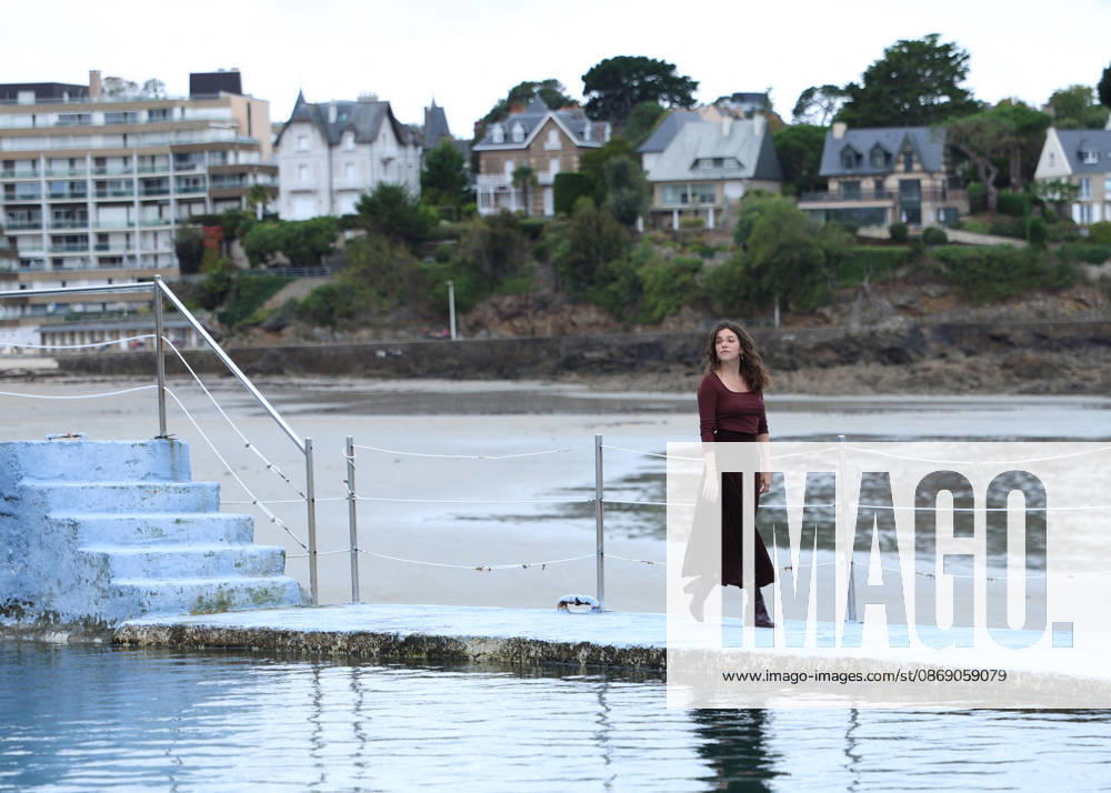 Zoe Adjani by the seawater pool on L Ecluse Beach during the 37th Dinard British and Irish Film Festival, France, on October 9, 2026. Denis Guignebourg, Bestimage. 37th Dinard British Irish Film Festival on October 9, 2026, in Dinard, France. Dinard, France