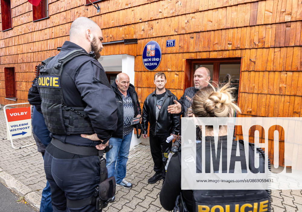 The two-day elections to municipal assemblies started in the Czech Republic together with the first round of the elections to one-third of the Senate, on October 9, 2026. On the photo is a polling station in Moldava. Police were present today at the polls in Moldava near Teplice shortly after the polling station opened. Mayor David Leitermann ( Moldava for Life ) struck several voters from the voter list who were insisting on being allowed to vote. The election commission refused to let them vote. These people (photo) therefore called the police. Accompanied by the police, they then filed a report stating that they had been unable to vote. (CTKxPhoto VojtechxHajek) CTKPhotoP2026100905749 CTKPhotoP2026100905749