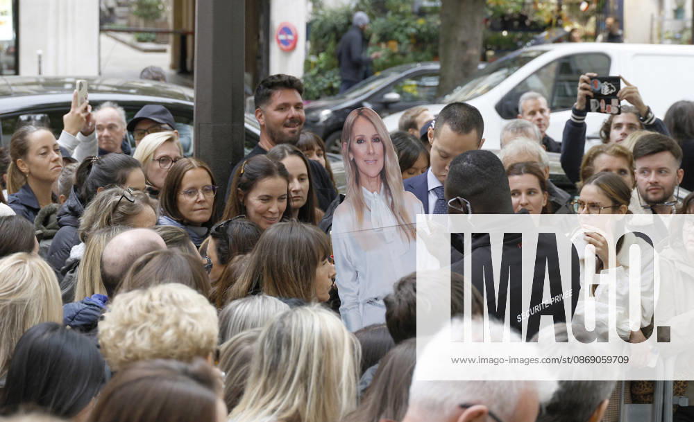 Céline Dion greets her fans as she leaves the Royal Monceau hotel in Paris, before heading to La Plenitude Arena in Paris La Défense to continue her concert series on October 9, 2026. The night before, the Quebec star stumbled on stage and then forgot some of the lyrics to her song, Pour que tu m’aimes encore during the finale of her show. Christophe Aubert Bestimage Celine Dion greets fans as she leaves the Royal Monceau Hotel in Paris, before heading to the Paris La Défense Arena to continue her concert series on October 9, 2026. The previous evening, the Quebec star stumbled on stage and forgot some of the lyrics to her song Pour que tu m’aimes encore during the show’s finale. Paris, France