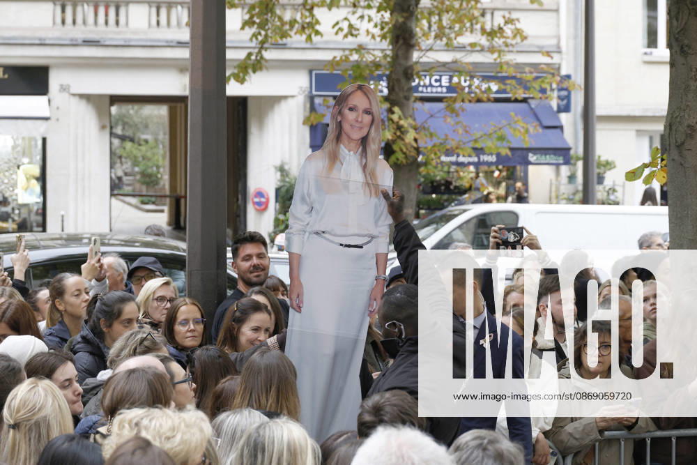 Céline Dion greets her fans as she leaves the Royal Monceau hotel in Paris, before heading to La Plenitude Arena in Paris La Défense to continue her concert series on October 9, 2026. The night before, the Quebec star stumbled on stage and then forgot some of the lyrics to her song, Pour que tu m’aimes encore during the finale of her show. Christophe Aubert Bestimage Celine Dion greets fans as she leaves the Royal Monceau Hotel in Paris, before heading to the Paris La Défense Arena to continue her concert series on October 9, 2026. The previous evening, the Quebec star stumbled on stage and forgot some of the lyrics to her song Pour que tu m’aimes encore during the show’s finale. Paris, France