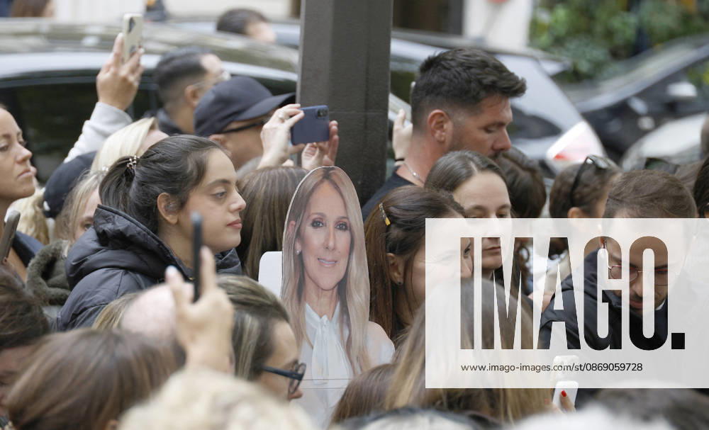 Céline Dion greets her fans as she leaves the Royal Monceau hotel in Paris, before heading to La Plenitude Arena in Paris La Défense to continue her concert series on October 9, 2026. The night before, the Quebec star stumbled on stage and then forgot some of the lyrics to her song, Pour que tu m’aimes encore during the finale of her show. Christophe Aubert Bestimage Celine Dion greets fans as she leaves the Royal Monceau Hotel in Paris, before heading to the Paris La Défense Arena to continue her concert series on October 9, 2026. The previous evening, the Quebec star stumbled on stage and forgot some of the lyrics to her song Pour que tu m’aimes encore during the show’s finale. Paris, France