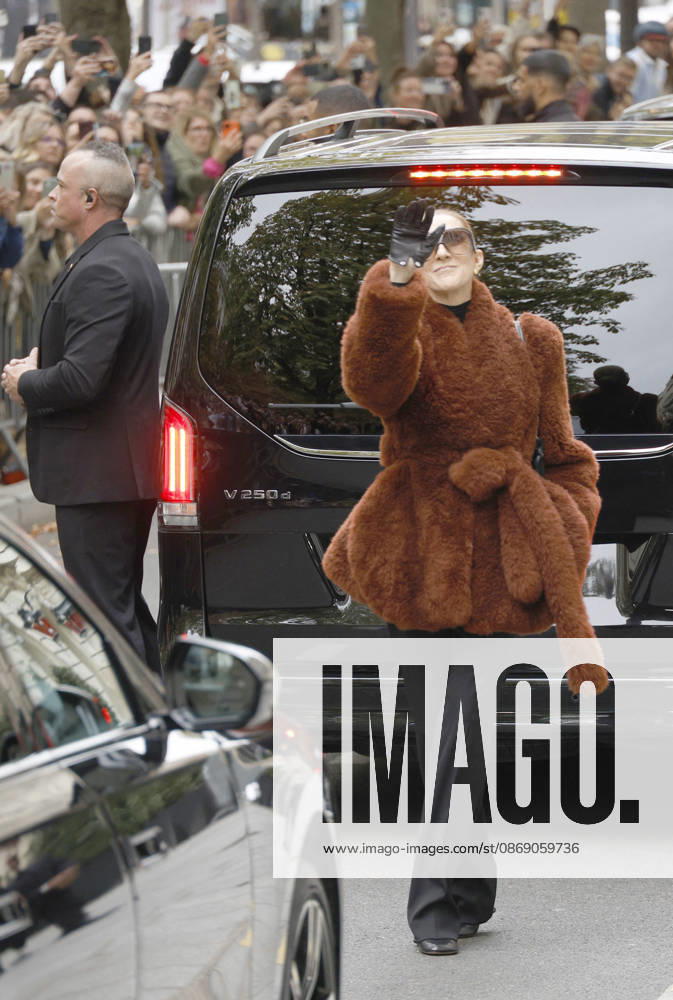 Céline Dion greets her fans as she leaves the Royal Monceau hotel in Paris, before heading to La Plenitude Arena in Paris La Défense to continue her concert series on October 9, 2026. The night before, the Quebec star stumbled on stage and then forgot some of the lyrics to her song, Pour que tu m’aimes encore during the finale of her show. Christophe Aubert Bestimage Celine Dion greets fans as she leaves the Royal Monceau Hotel in Paris, before heading to the Paris La Défense Arena to continue her concert series on October 9, 2026. The previous evening, the Quebec star stumbled on stage and forgot some of the lyrics to her song Pour que tu m’aimes encore during the show’s finale. Paris, France