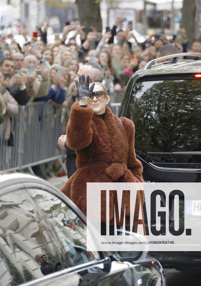 Céline Dion greets her fans as she leaves the Royal Monceau hotel in Paris, before heading to La Plenitude Arena in Paris La Défense to continue her concert series on October 9, 2026. The night before, the Quebec star stumbled on stage and then forgot some of the lyrics to her song, Pour que tu m’aimes encore during the finale of her show. Christophe Aubert Bestimage Celine Dion greets fans as she leaves the Royal Monceau Hotel in Paris, before heading to the Paris La Défense Arena to continue her concert series on October 9, 2026. The previous evening, the Quebec star stumbled on stage and forgot some of the lyrics to her song Pour que tu m’aimes encore during the show’s finale. Paris, France