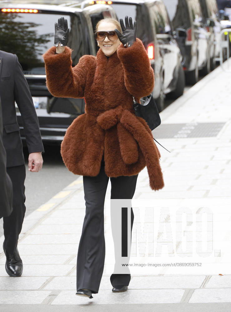 Céline Dion greets her fans as she leaves the Royal Monceau hotel in Paris, before heading to La Plenitude Arena in Paris La Défense to continue her concert series on October 9, 2026. The night before, the Quebec star stumbled on stage and then forgot some of the lyrics to her song, Pour que tu m’aimes encore during the finale of her show. Christophe Aubert Bestimage Celine Dion greets fans as she leaves the Royal Monceau Hotel in Paris, before heading to the Paris La Défense Arena to continue her concert series on October 9, 2026. The previous evening, the Quebec star stumbled on stage and forgot some of the lyrics to her song Pour que tu m’aimes encore during the show’s finale. Paris, France