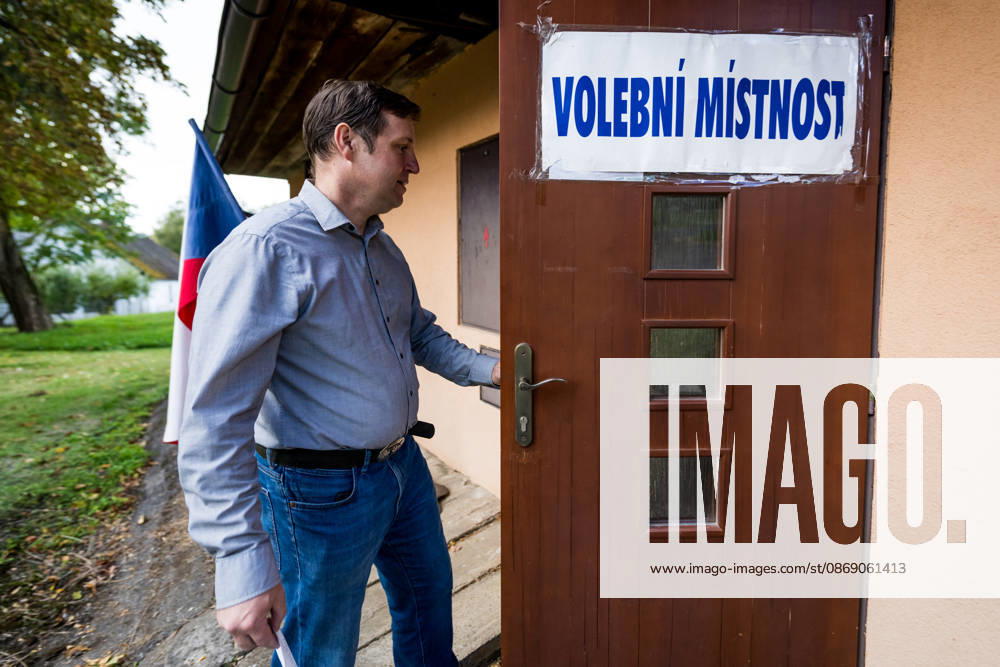 The two-day elections to municipal assemblies started in the Czech Republic together with the first round of the elections to one-third of the Senate, on October 9, 2026. On the photo is a polling station in Vysoka Lhota, the smallest municipality in the Czech Republic. (CTKxPhoto JaroslavxSvoboda) CTKPhotoP2026100906317 CTKPhotoP2026100906317