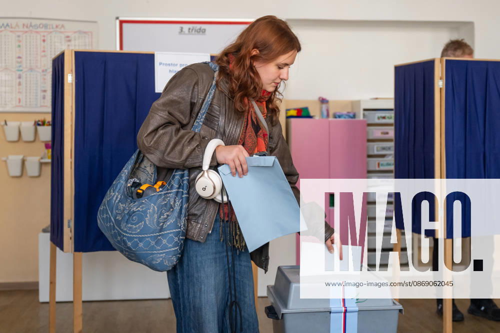 The two-day elections to municipal assemblies started in the Czech Republic together with the first round of the elections to one-third of the Senate, on October 9, 2026. On the photo is a polling station in Prague, Czech Republic. (CTKxPhoto OndrejxDeml) CTKPhotoP2026100906394 CTKPhotoP2026100906394