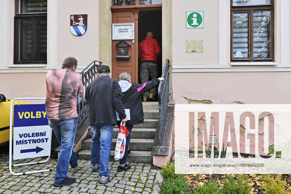 The two-day elections to municipal assemblies started in the Czech Republic together with the first round of the elections to one-third of the Senate, on October 9, 2026. On the photo is a polling station in Kozlany. (CTKxPhoto MiroslavxChaloupka) CTKPhotoP2026100904936 CTKPhotoP2026100904936