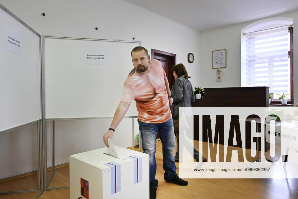 The two-day elections to municipal assemblies started in the Czech Republic together with the first round of the elections to one-third of the Senate, on October 9, 2026. On the photo is a polling station in Kozlany. (CTKxPhoto MiroslavxChaloupka) CTKPhotoP2026100904942 CTKPhotoP2026100904942