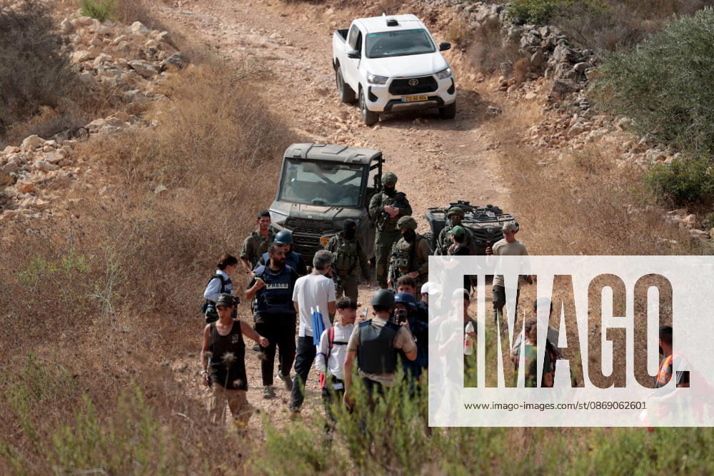 Clashes erupt between Israeli settlers and Palestinian farmers in West Bank RAMALLAH, WEST BANK - OCTOBER 9: Clashes break out between Israeli settlers, accompanied by Israeli soldiers, and Palestinian farmers harvesting olives in the town of Deir Ibzi, near Ramallah in West Bank, on October 9, 2026. The incident reportedly involved damage to olive crops and provocative actions by the settlers. Issam Rimawi Anadolu Ramallah West Bank. Editorial use only. Please get in touch for any other usage.