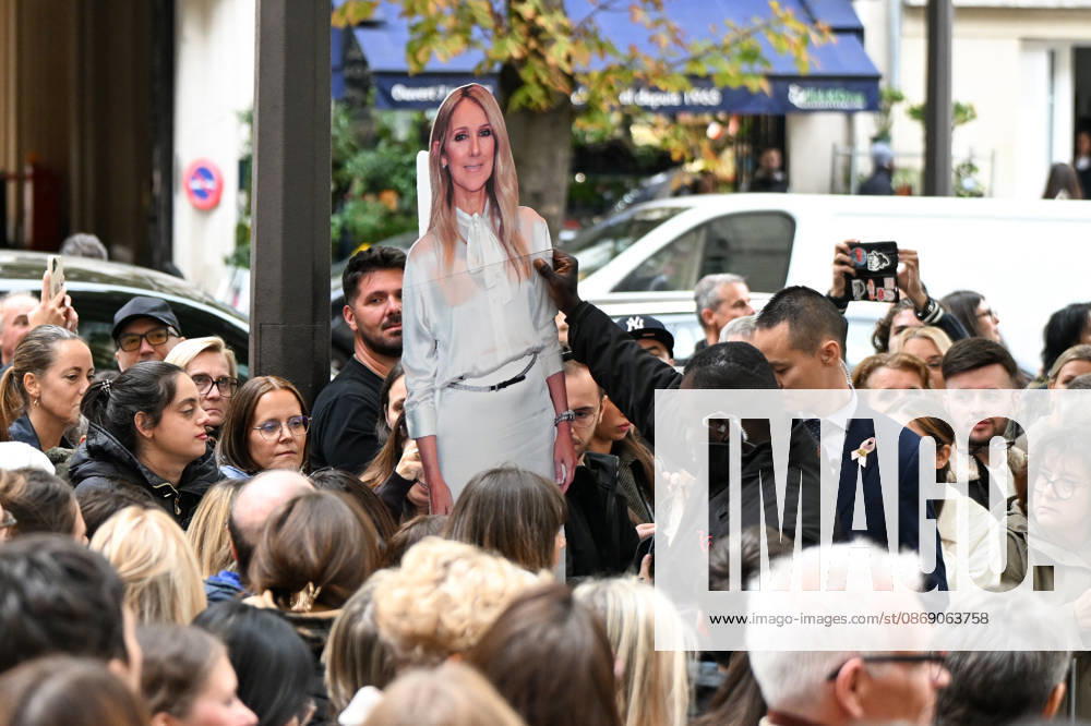 CELEBRITES : Celine Dion in Paris - 09 10 2026 Celine Dion spend time with fans before going to the venue, hotel Royal Monceau in Paris, France - CÃ line Dion a passÃ un moment avec ses fans avant de se rendre sur les lieux, Ã l hÃ tel Royal Monceau Ã Paris, en France PARISFrance