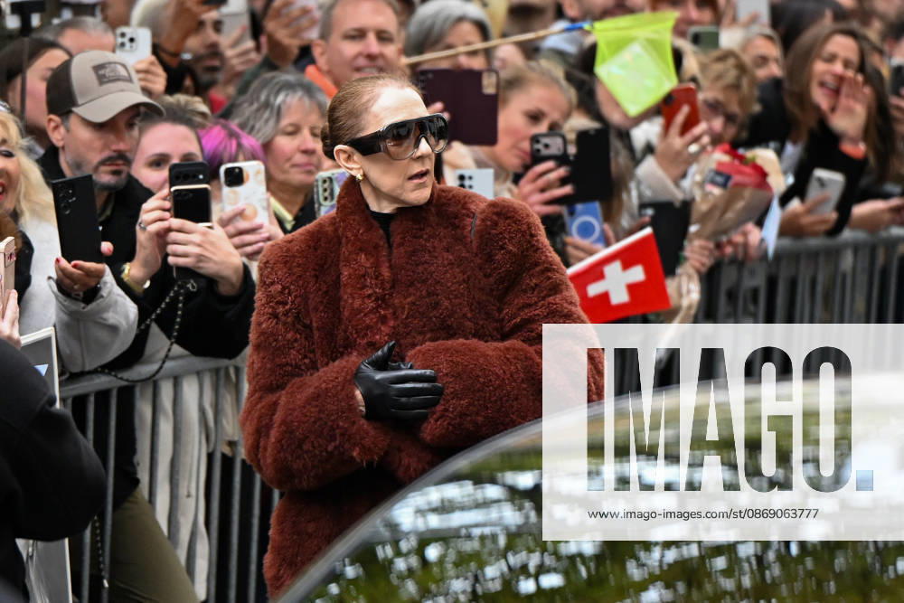 CELEBRITES : Celine Dion in Paris - 09 10 2026 Celine Dion spend time with fans before going to the venue, hotel Royal Monceau in Paris, France - Cà line Dion a passà un moment avec ses fans avant de se rendre sur les lieux, à l hà tel Royal Monceau à Paris, en France PARISFrance