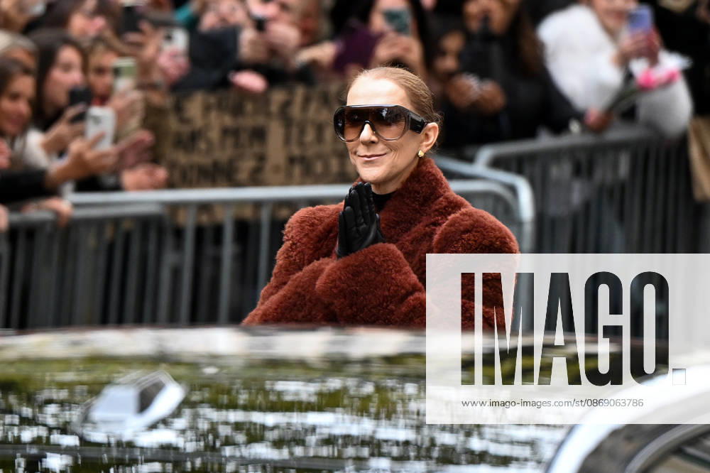 CELEBRITES : Celine Dion in Paris - 09 10 2026 Celine Dion spend time with fans before going to the venue, hotel Royal Monceau in Paris, France - CÃ line Dion a passÃ un moment avec ses fans avant de se rendre sur les lieux, Ã l hÃ tel Royal Monceau Ã Paris, en France PARISFrance