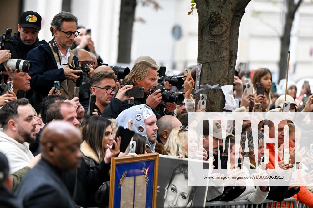 Celine Dion Leaves Her Hotel - Paris Celine Dion spend time with fans before going to the venue, at the Hotel Royal Monceau in Paris, France, on October 9, 2026. Photo by Lionel Urman ABACAPRESS.COM Paris France