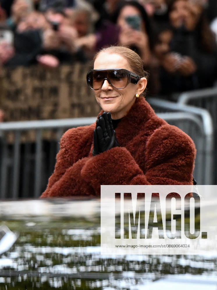 Celine Dion Leaves Her Hotel - Paris Celine Dion spend time with fans before going to the venue, at the Hotel Royal Monceau in Paris, France, on October 9, 2026. Photo by Lionel Urman ABACAPRESS.COM Paris France
