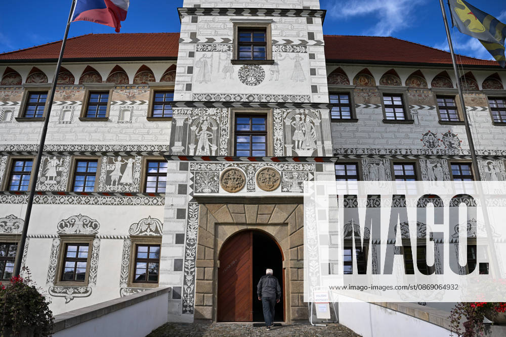 The two-day elections to municipal assemblies started in the Czech Republic together with the first round of the elections to one-third of the Senate, on October 9, 2026. On the photo polling place for municipal elections in Stara Ves nad Ondrejnici. (CTKxPhoto JaroslavxOzana) CTKPhotoP2026100906370 CTKPhotoP2026100906370
