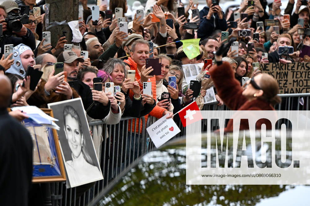 Céline Dion spent some time with her fans at the Royal Monceau Hotel in Paris, France, before heading to the event venue. Céline Dion spends time with fans before going to the venue, the Royal Monceau Hotel in Paris, France 460344 2026 10 09 PARIS France