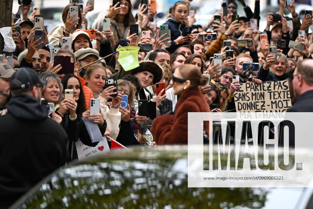 Céline Dion spent some time with her fans at the Royal Monceau Hotel in Paris, France, before heading to the event venue. Céline Dion spends time with fans before going to the venue, the Royal Monceau Hotel in Paris, France 460344 2026 10 09 PARIS France