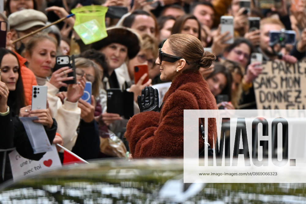 Céline Dion spent some time with her fans at the Royal Monceau Hotel in Paris, France, before heading to the event venue. Céline Dion spends time with fans before going to the venue, the Royal Monceau Hotel in Paris, France 460344 2026 10 09 PARIS France