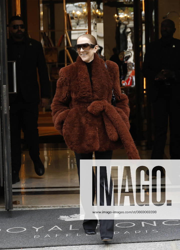 Céline Dion greets her fans as she leaves the Royal Monceau hotel in Paris, before heading to La Plenitude Arena in Paris La Défense to continue her concert series on October 9, 2026. The night before, the Quebec star stumbled on stage and then forgot a few lines of her song, Pour que tu m’aimes encore during the finale of her show. Marc Ausset Lacroix, Bestimage. Céline Dion greets fans as she leaves the Royal Monceau Hotel in Paris, before heading to the Paris La Défense Arena to continue her concert series on October 9, 2026. The previous evening, the Quebec star stumbled on stage and forgot some of the lyrics to her song Pour que tu m’aimes encore during the show’s finale. Paris, France