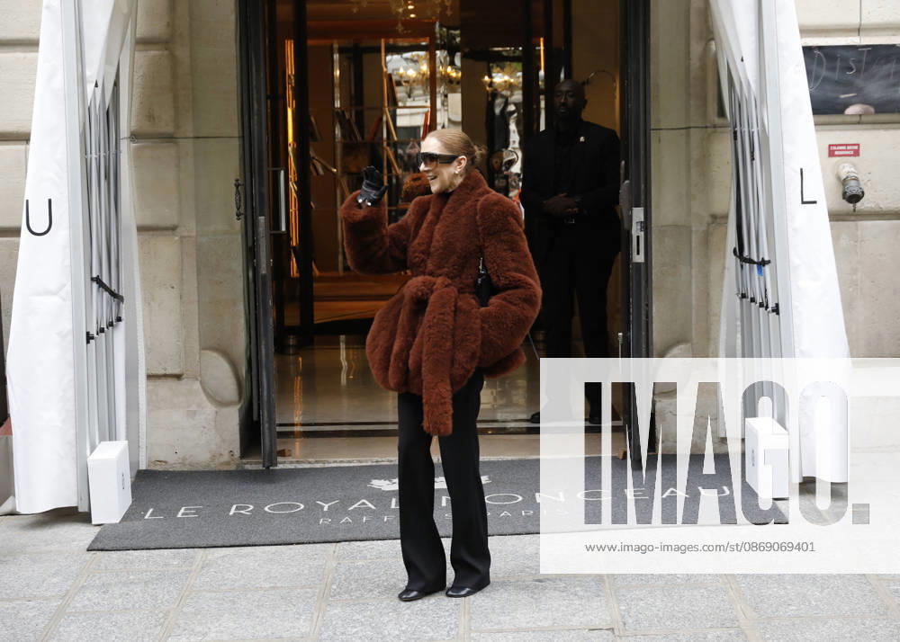 Céline Dion greets her fans as she leaves the Royal Monceau hotel in Paris, before heading to La Plenitude Arena in Paris La Défense to continue her concert series on October 9, 2026. The night before, the Quebec star stumbled on stage and then forgot a few lines of her song, Pour que tu m’aimes encore during the finale of her show. Marc Ausset Lacroix, Bestimage. Céline Dion greets fans as she leaves the Royal Monceau Hotel in Paris, before heading to the Paris La Défense Arena to continue her concert series on October 9, 2026. The previous evening, the Quebec star stumbled on stage and forgot some of the lyrics to her song Pour que tu m’aimes encore during the show’s finale. Paris, France