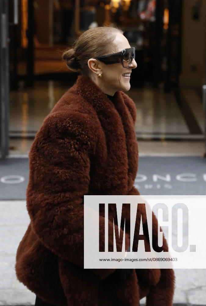 Céline Dion greets her fans as she leaves the Royal Monceau hotel in Paris, before heading to La Plenitude Arena in Paris La Défense to continue her concert series on October 9, 2026. The night before, the Quebec star stumbled on stage and then forgot a few lines of her song, Pour que tu m’aimes encore during the finale of her show. Marc Ausset Lacroix, Bestimage. Céline Dion greets fans as she leaves the Royal Monceau Hotel in Paris, before heading to the Paris La Défense Arena to continue her concert series on October 9, 2026. The previous evening, the Quebec star stumbled on stage and forgot some of the lyrics to her song Pour que tu m’aimes encore during the show’s finale. Paris, France
