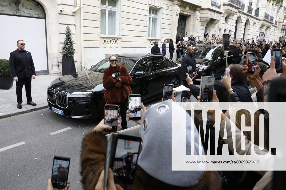 Céline Dion greets her fans as she leaves the Royal Monceau hotel in Paris, before heading to La Plenitude Arena in Paris La Défense to continue her concert series on October 9, 2026. The night before, the Quebec star stumbled on stage and then forgot some of the lyrics to her song, Pour que tu m’aimes encore during the finale of her show. Marc Ausset Lacroix, Bestimage. Céline Dion greets fans as she leaves the Royal Monceau Hotel in Paris, before heading to the Paris La Défense Arena to continue her concert series on October 9, 2026. The previous evening, the Quebec star stumbled on stage and forgot some of the lyrics to her song Pour que tu m’aimes encore during the show’s finale. Paris, France