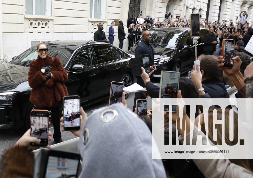 Céline Dion greets her fans as she leaves the Royal Monceau hotel in Paris, before heading to La Plenitude Arena in Paris La Défense to continue her concert series on October 9, 2026. The night before, the Quebec star stumbled on stage and then forgot some of the lyrics to her song, Pour que tu m’aimes encore during the finale of her show. Marc Ausset Lacroix, Bestimage. Céline Dion greets fans as she leaves the Royal Monceau Hotel in Paris, before heading to the Paris La Défense Arena to continue her concert series on October 9, 2026. The previous evening, the Quebec star stumbled on stage and forgot some of the lyrics to her song Pour que tu m’aimes encore during the show’s finale. Paris, France
