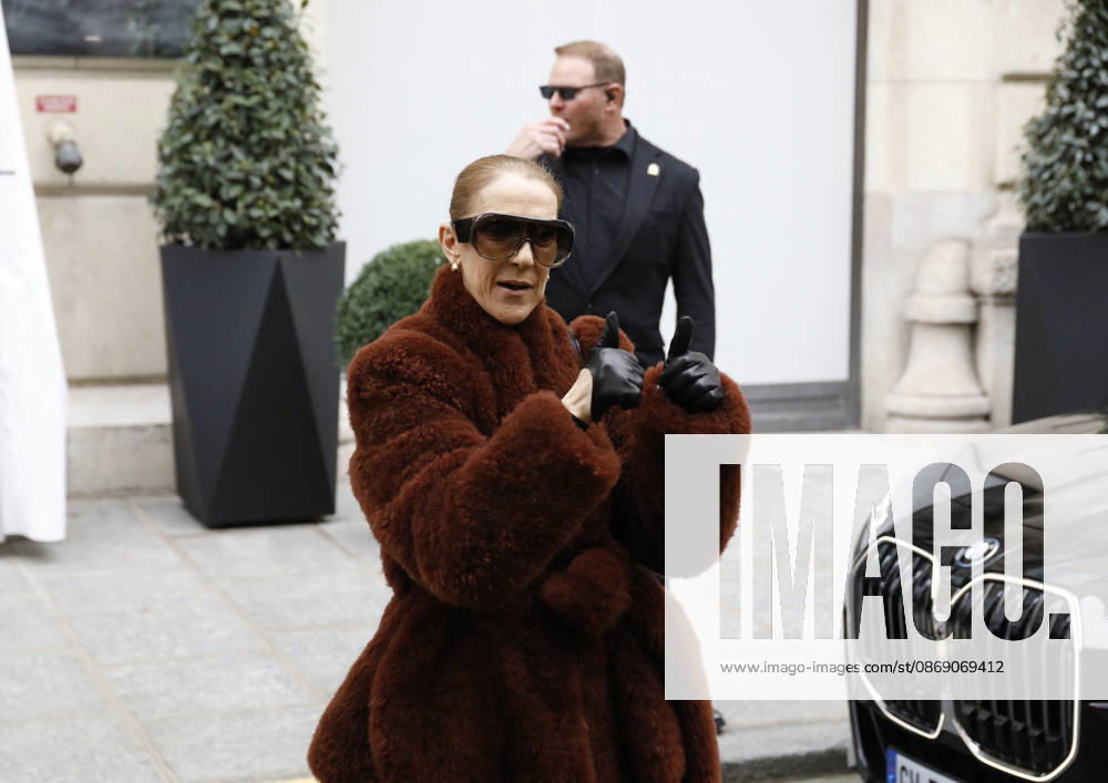 Céline Dion greets her fans as she leaves the Royal Monceau hotel in Paris, before heading to La Plenitude Arena in Paris La Défense to continue her concert series on October 9, 2026. The night before, the Quebec star stumbled on stage and then forgot some of the lyrics to her song, Pour que tu m’aimes encore during the finale of her show. Marc Ausset Lacroix, Bestimage. Céline Dion greets fans as she leaves the Royal Monceau Hotel in Paris, before heading to the Paris La Défense Arena to continue her concert series on October 9, 2026. The previous evening, the Quebec star stumbled on stage and forgot some of the lyrics to her song Pour que tu m’aimes encore during the show’s finale. Paris, France