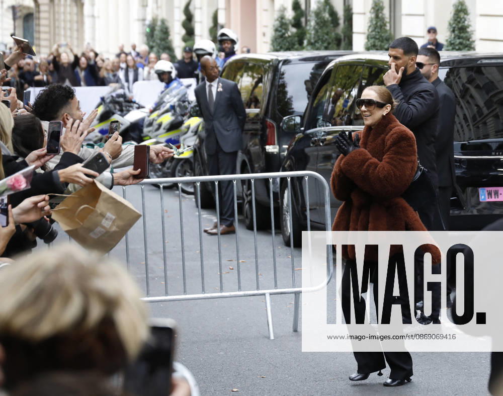 Céline Dion greets her fans as she leaves the Royal Monceau hotel in Paris, before heading to La Plenitude Arena in Paris La Défense to continue her concert series on October 9, 2026. The night before, the Quebec star stumbled on stage and then forgot some of the lyrics to her song, Pour que tu m’aimes encore during the finale of her show. Marc Ausset Lacroix, Bestimage. Céline Dion greets fans as she leaves the Royal Monceau Hotel in Paris, before heading to the Paris La Défense Arena to continue her concert series on October 9, 2026. The previous evening, the Quebec star stumbled on stage and forgot some of the lyrics to her song Pour que tu m’aimes encore during the show’s finale. Paris, France