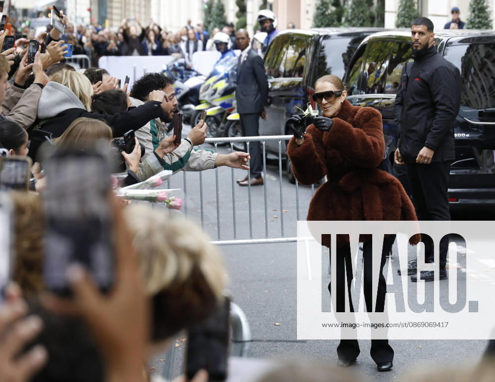 Céline Dion greets her fans as she leaves the Royal Monceau hotel in Paris, before heading to La Plenitude Arena in Paris La Défense to continue her concert series on October 9, 2026. The night before, the Quebec star stumbled on stage and then forgot some of the lyrics to her song, Pour que tu m’aimes encore during the finale of her show. Marc Ausset Lacroix, Bestimage. Céline Dion greets fans as she leaves the Royal Monceau Hotel in Paris, before heading to the Paris La Défense Arena to continue her concert series on October 9, 2026. The previous evening, the Quebec star stumbled on stage and forgot some of the lyrics to her song Pour que tu m’aimes encore during the show’s finale. Paris, France