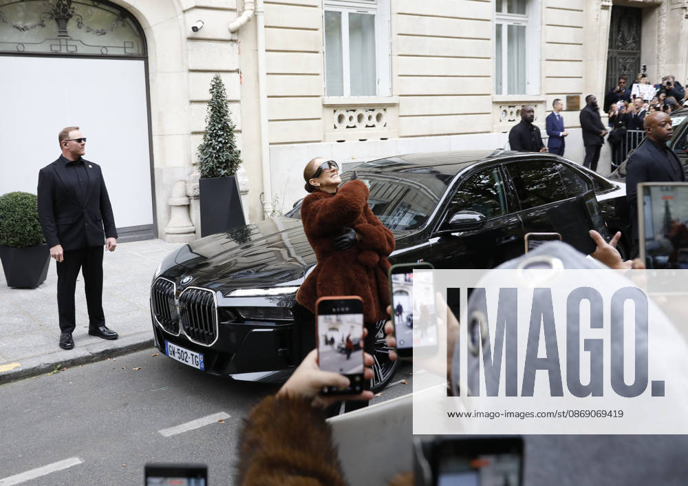 Céline Dion greets her fans as she leaves the Royal Monceau hotel in Paris, before heading to La Plenitude Arena in Paris La Défense to continue her concert series on October 9, 2026. The night before, the Quebec star stumbled on stage and then forgot some of the lyrics to her song, Pour que tu m’aimes encore during the finale of her show. Marc Ausset Lacroix, Bestimage. Céline Dion greets fans as she leaves the Royal Monceau Hotel in Paris, before heading to the Paris La Défense Arena to continue her concert series on October 9, 2026. The previous evening, the Quebec star stumbled on stage and forgot some of the lyrics to her song Pour que tu m’aimes encore during the show’s finale. Paris, France