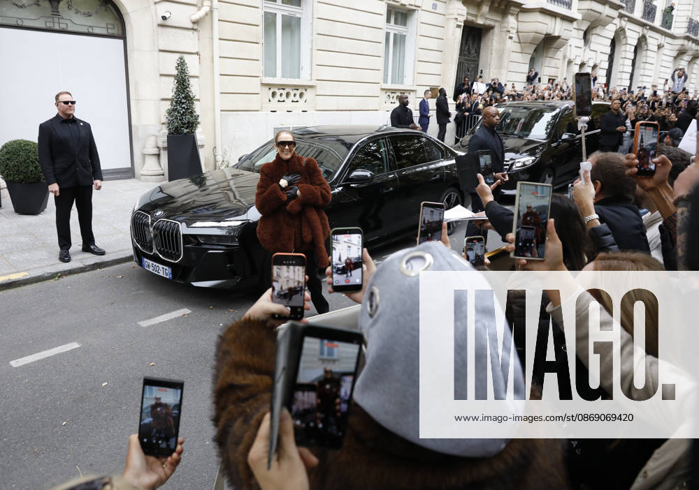 Céline Dion greets her fans as she leaves the Royal Monceau hotel in Paris, before heading to La Plenitude Arena in Paris La Défense to continue her concert series on October 9, 2026. The night before, the Quebec star stumbled on stage and then forgot some of the lyrics to her song, Pour que tu m’aimes encore during the finale of her show. Marc Ausset Lacroix, Bestimage. Céline Dion greets fans as she leaves the Royal Monceau Hotel in Paris, before heading to the Paris La Défense Arena to continue her concert series on October 9, 2026. The previous evening, the Quebec star stumbled on stage and forgot some of the lyrics to her song Pour que tu m’aimes encore during the show’s finale. Paris, France
