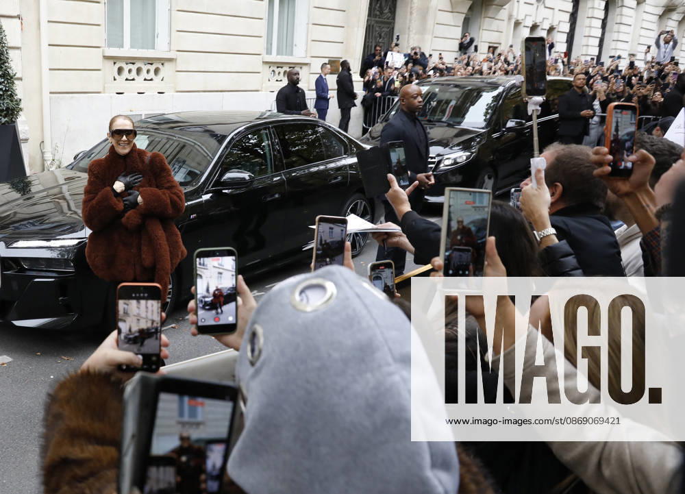 Céline Dion greets her fans as she leaves the Royal Monceau hotel in Paris, before heading to La Plenitude Arena in Paris La Défense to continue her concert series on October 9, 2026. The night before, the Quebec star stumbled on stage and then forgot some of the lyrics to her song, Pour que tu m’aimes encore during the finale of her show. Marc Ausset Lacroix, Bestimage. Céline Dion greets fans as she leaves the Royal Monceau Hotel in Paris, before heading to the Paris La Défense Arena to continue her concert series on October 9, 2026. The previous evening, the Quebec star stumbled on stage and forgot some of the lyrics to her song Pour que tu m’aimes encore during the show’s finale. Paris, France