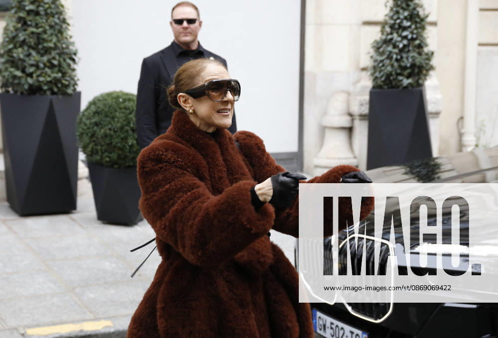 Céline Dion greets her fans as she leaves the Royal Monceau hotel in Paris, before heading to La Plenitude Arena in Paris La Défense to continue her concert series on October 9, 2026. The night before, the Quebec star stumbled on stage and then forgot some of the lyrics to her song, Pour que tu m’aimes encore during the finale of her show. Marc Ausset Lacroix, Bestimage. Céline Dion greets fans as she leaves the Royal Monceau Hotel in Paris, before heading to the Paris La Défense Arena to continue her concert series on October 9, 2026. The previous evening, the Quebec star stumbled on stage and forgot some of the lyrics to her song Pour que tu m’aimes encore during the show’s finale. Paris, France