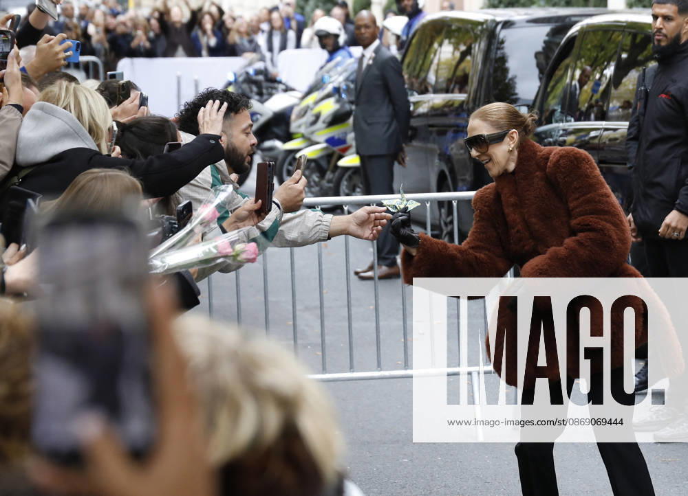 Céline Dion greets her fans as she leaves the Royal Monceau hotel in Paris, before heading to La Plenitude Arena in Paris La Défense to continue her concert series on October 9, 2026. The night before, the Quebec star stumbled on stage and then forgot some of the lyrics to her song, Pour que tu m’aimes encore during the finale of her show. Marc Ausset Lacroix, Bestimage. Céline Dion greets fans as she leaves the Royal Monceau Hotel in Paris, before heading to the Paris La Défense Arena to continue her concert series on October 9, 2026. The previous evening, the Quebec star stumbled on stage and forgot some of the lyrics to her song Pour que tu m’aimes encore during the show’s finale. Paris, France