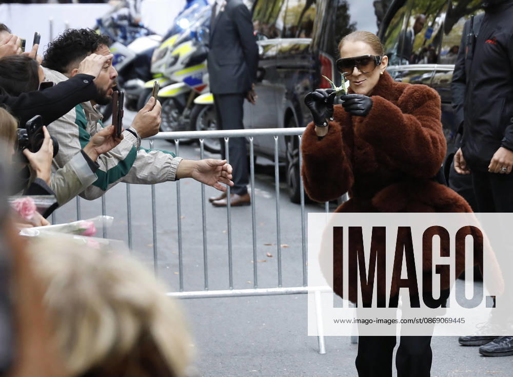 Céline Dion greets her fans as she leaves the Royal Monceau hotel in Paris, before heading to La Plenitude Arena in Paris La Défense to continue her concert series on October 9, 2026. The night before, the Quebec star stumbled on stage and then forgot some of the lyrics to her song, Pour que tu m’aimes encore during the finale of her show. Marc Ausset Lacroix, Bestimage. Céline Dion greets fans as she leaves the Royal Monceau Hotel in Paris, before heading to the Paris La Défense Arena to continue her concert series on October 9, 2026. The previous evening, the Quebec star stumbled on stage and forgot some of the lyrics to her song Pour que tu m’aimes encore during the show’s finale. Paris, France