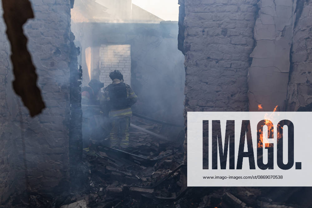 Aftermath of Russian drone strike in Ukraine KRAMATORSK, UKRAINE - OCTOBER 9: Ukrainian firefighters put out a fire in a house following a Russian drone strike in Kramatorsk, Ukraine, 9 October 2026 Diego Herrera Carcedo Anadolu Kramatorsk Ukraine. Editorial use only. Please get in touch for any other usage.