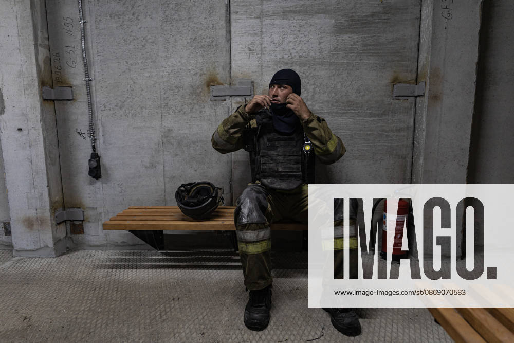 Aftermath of Russian drone strike in Ukraine KRAMATORSK, UKRAINE - OCTOBER 9: Ukrainian firefighters take shelter in a refuge whilst fighting a fire in a residential area after hearing Russian drones, in Kramatorsk, Ukraine, 9 October 2026 Diego Herrera Carcedo Anadolu Kramatorsk Ukraine. Editorial use only. Please get in touch for any other usage.