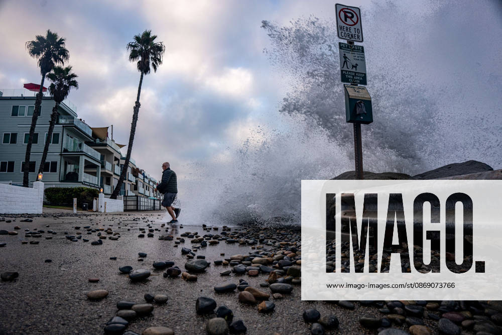 Oceanside, California, receives large waves on October 9, 2026, during a historic El Nio±o season. Kelvin swells have brought major damages to the coastline. Oceanside USA - ZUMAg219 20261009_znp_g219_001