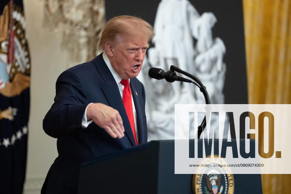 US President Donald Trump Gives Remarks - Washington DC US President Donald Trump gives remarks during an event in the East Room of the White House in Washington, DC, US, on Friday, Oct. 9, 2026. Trump is hosting a Columbus Day celebration. Photo by Aaron Schwartz Pool ABACAPRESS.COM Washington District of Columbia