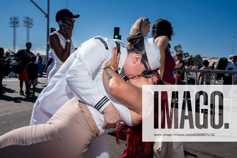 U.S. Navy sailor ABE1 VILLA MARIA kisses LUCY RODRIGUEZ during the homecoming of the USS Abraham Lincoln (CVN 72) at Naval Air Station North Island in Coronado following the aircraft carrier s deployment. Coronado United States - ZUMAg374 20261008_znp_g374_045