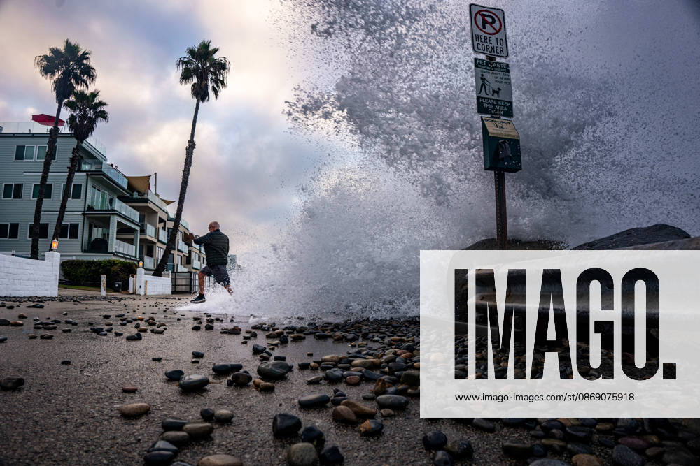 Oceanside, California, receives large waves on October 9, 2026, during a historic El NioÂ±o season. Kelvin swells have brought major damages to the coastline. Oceanside USA - ZUMAg219 20261009_znp_g219_002
