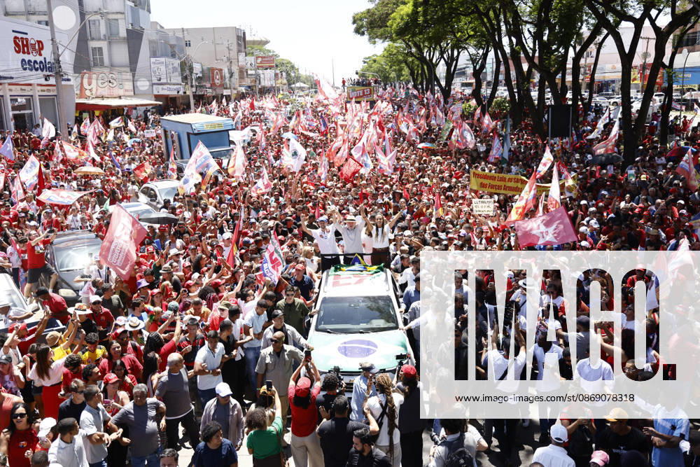 Lula takes part in a campaign motorcade in Ceilandia Brazil s President Luiz Inacio Lula da Silva (c), who is running for reelection, kisses a Brazilian flag during a campaign motorcade with the candidate for governor of the Distrito Federal, Leandro Grass (L), and his Vice, Dora Gomes, in Ceilandia, Distrito Federal, Brazil, on October 9, 2026. Lula da Silva is heading to a runoff against right-wing senator Flavio Bolsonaro. Photo: WILTON JUNIOR ESTADAO CONTEUDO CEILANDIA DF BRAZIL