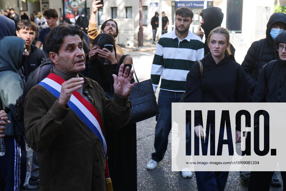 High school students block schools; Socialist MP Marc Pena comes to discuss with them in front of Vauvenargues High School in Aix-en-Provence. - 09 11 2026 - France Bouches-du-Rhone Marseille - SylvainxRostaingx Pictorium LePictorium_0342745