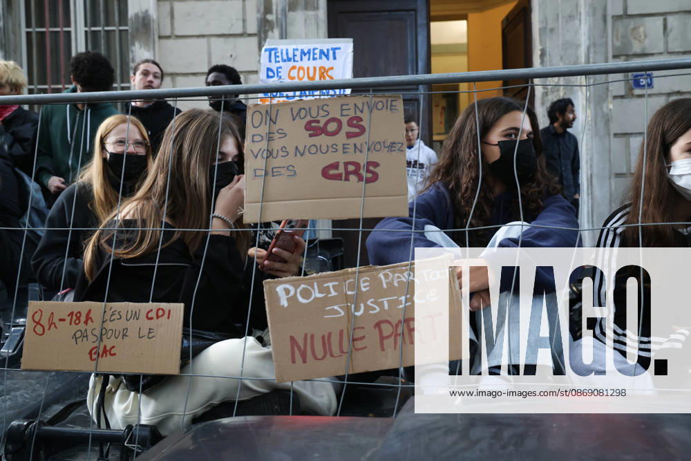 High school students blockading schools here at Thiers High School in Marseille. - 09 11 2026 - France Bouches-du-Rhone Marseille - SylvainxRostaingx Pictorium LePictorium_0342762