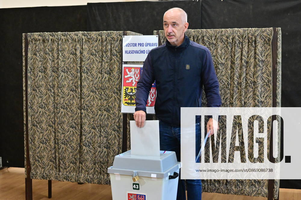 The two-day elections to municipal assemblies started in the Czech Republic together with the first round of the elections to one-third of the Senate, on October 9, 2026. On the photo: Martin Kuba, chairman of the Nase Cesko movement, cast his vote in the municipal elections in Ceske Budejovice in his electoral district in the Vltava housing estate. (CTKxPhoto VaclavxPancer) CTKPhotoP2026100907786 CTKPhotoP2026100907786