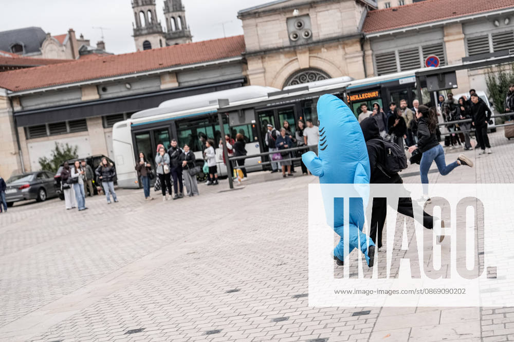 Brief clashes erupt during student gathering in Nancy NANCY, FRANCE - OCTOBER 9: A small group of students gather as brief confrontations occur following tensions at the scene. in Nancy, France, on October 9, 2026. Mohamad Saeed Tako Anadolu Nancy France. Editorial use only. Please get in touch for any other usage.
