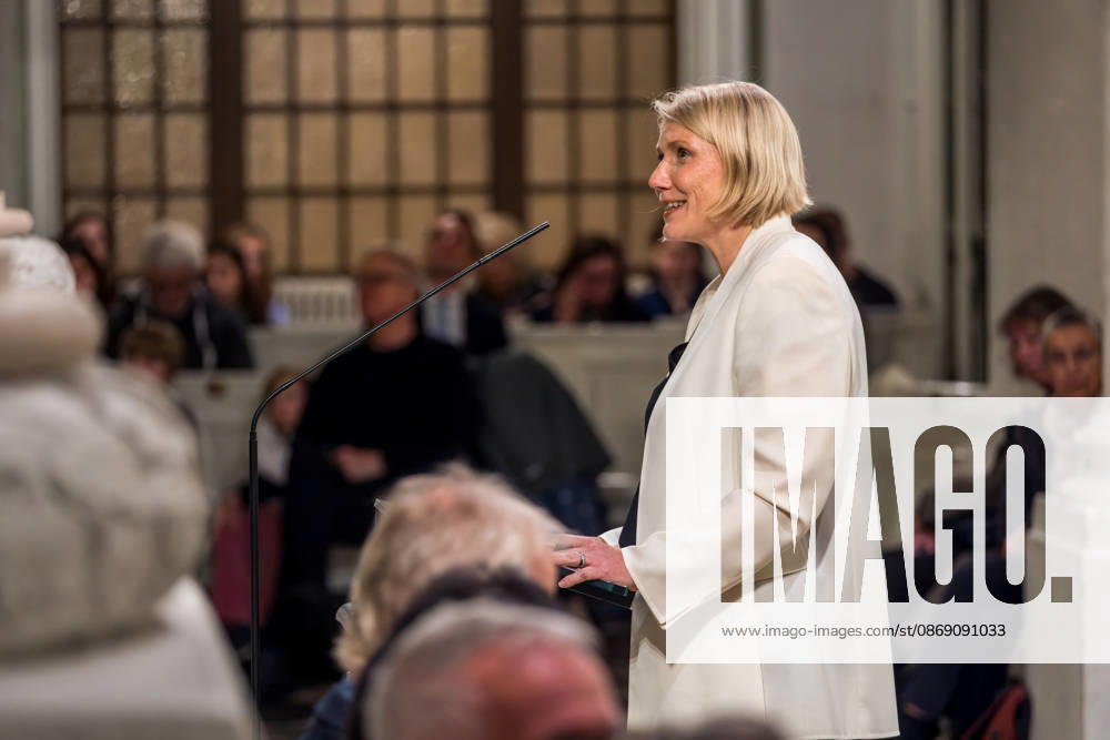 Since 2009, the Festival of Lights has been held in Leipzig on October 9 to commemorate the Monday demonstrations of 1989. Here is the prayer for peace at St. Nicholas Church, featuring a speech on democracy—delivered this year by Cathryn Clüver Ashbrook. Festival of Lights 2026