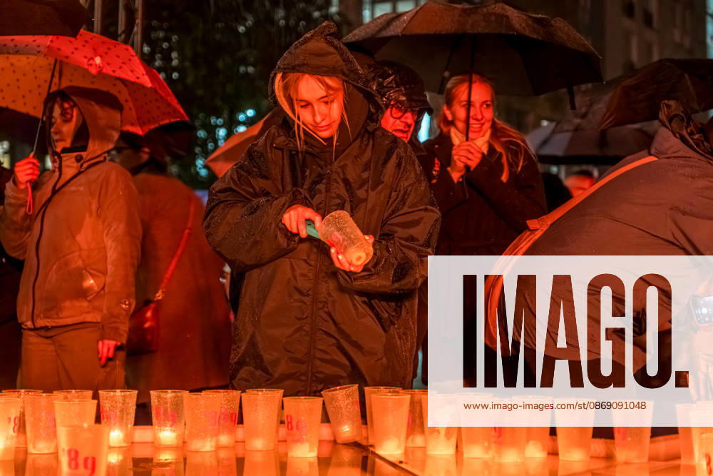 Since 2009, the Festival of Lights has been held in Leipzig on October 9 to commemorate the Monday demonstrations of 1989. Lights and art installations illuminate the city, and people walk through the city carrying candles. Festival of Lights 2026