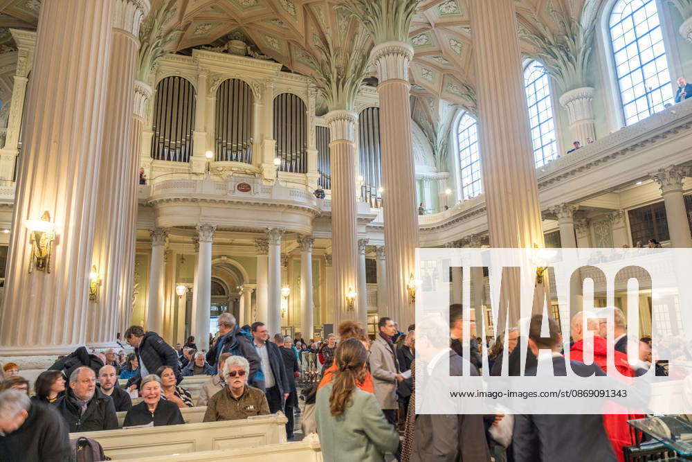 Since 2009, the Festival of Lights has been held in Leipzig on October 9 to commemorate the Monday demonstrations of 1989. Here is the prayer for peace at St. Nicholas Church, featuring a speech on democracy. Festival of Lights 2026